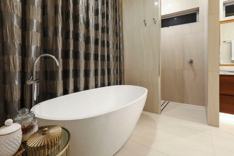 Free standing bath with curtain